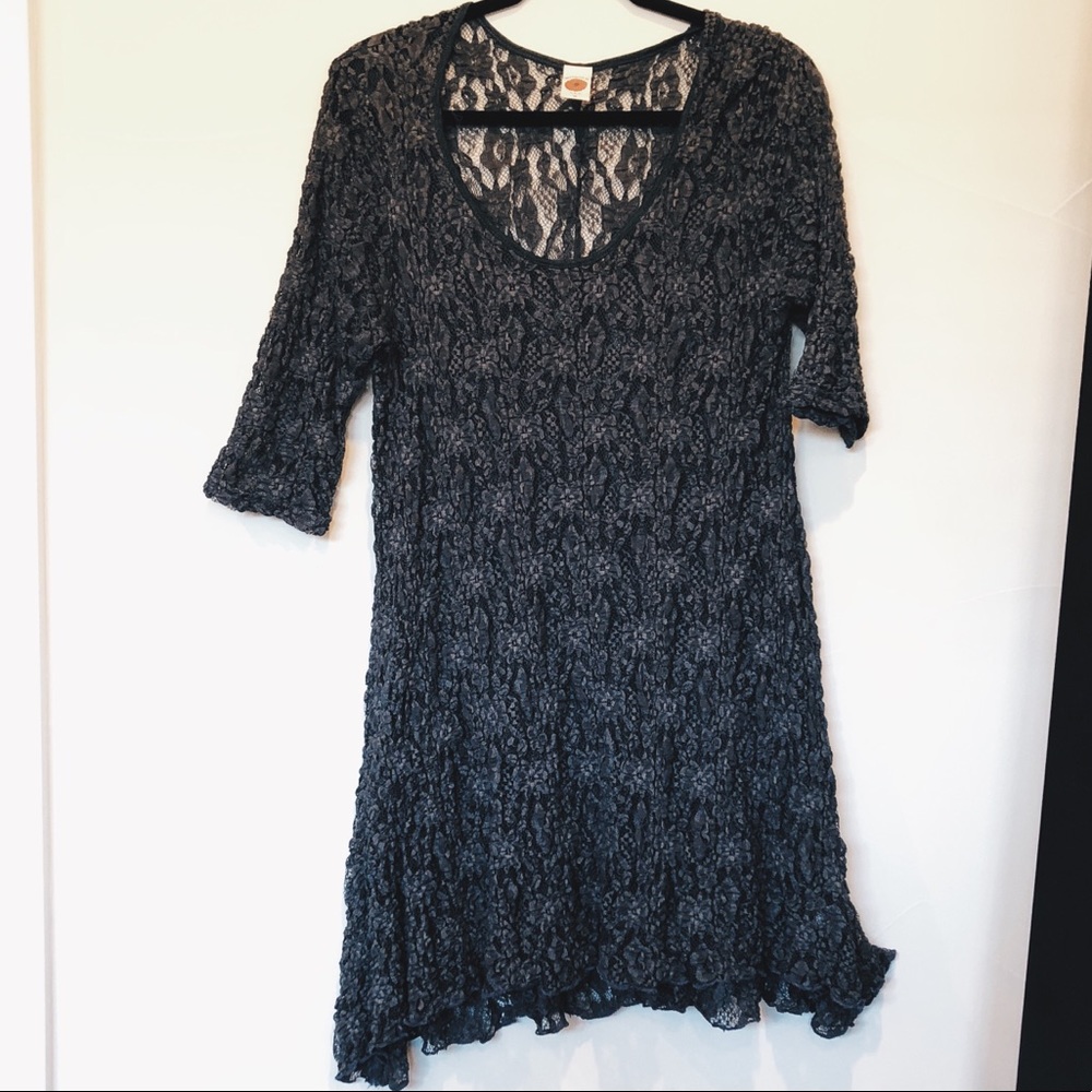 Lace grey shirt with mid length sleeves.